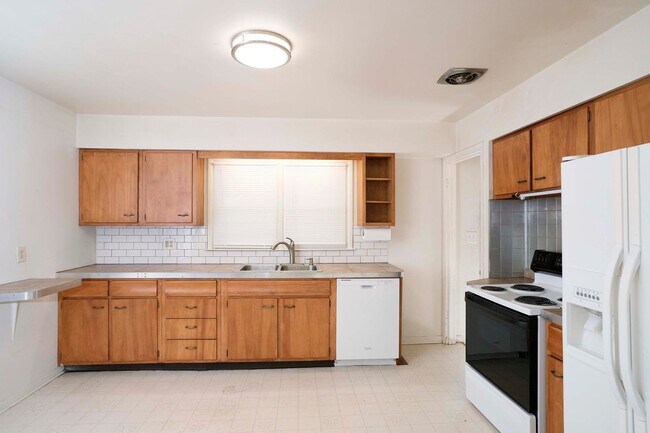 Building Photo - AVAILABLE NOW - Fully Updated 4 Bed / 2 Bath in Gladstone – Open Floor Plan + Large Fenced Yard!