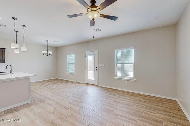 Building Photo - 516 Logwood Ave