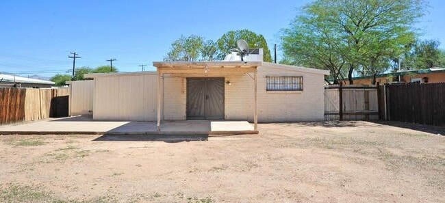 Building Photo - 4 bedroom/2 bath home on large lot near Alvernon/Grant!