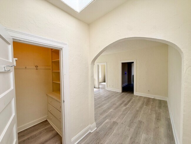 Building Photo - Gorgeous 1 Bed 1 Bath Denver Apartment in Capitol Hill! Available NOW!