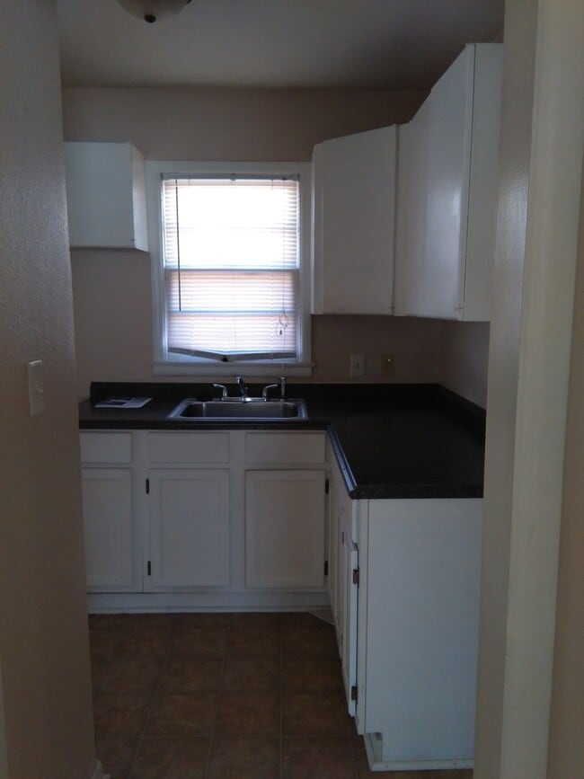 Building Photo - South City Hydraulic Units