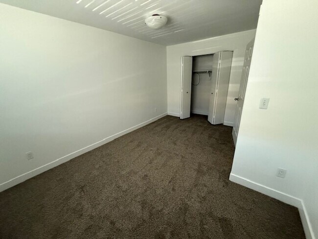 Building Photo - 3 Bedroom Townhome in FC!