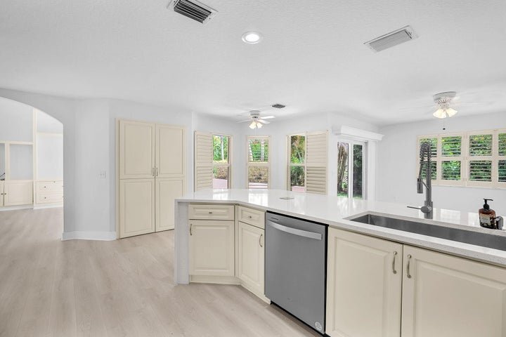 Building Photo - 1343 Lake Breeze Dr