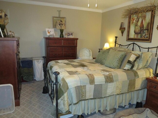 Building Photo - Beautiful 3 BR/2.5 BA Townhome in Millersv...