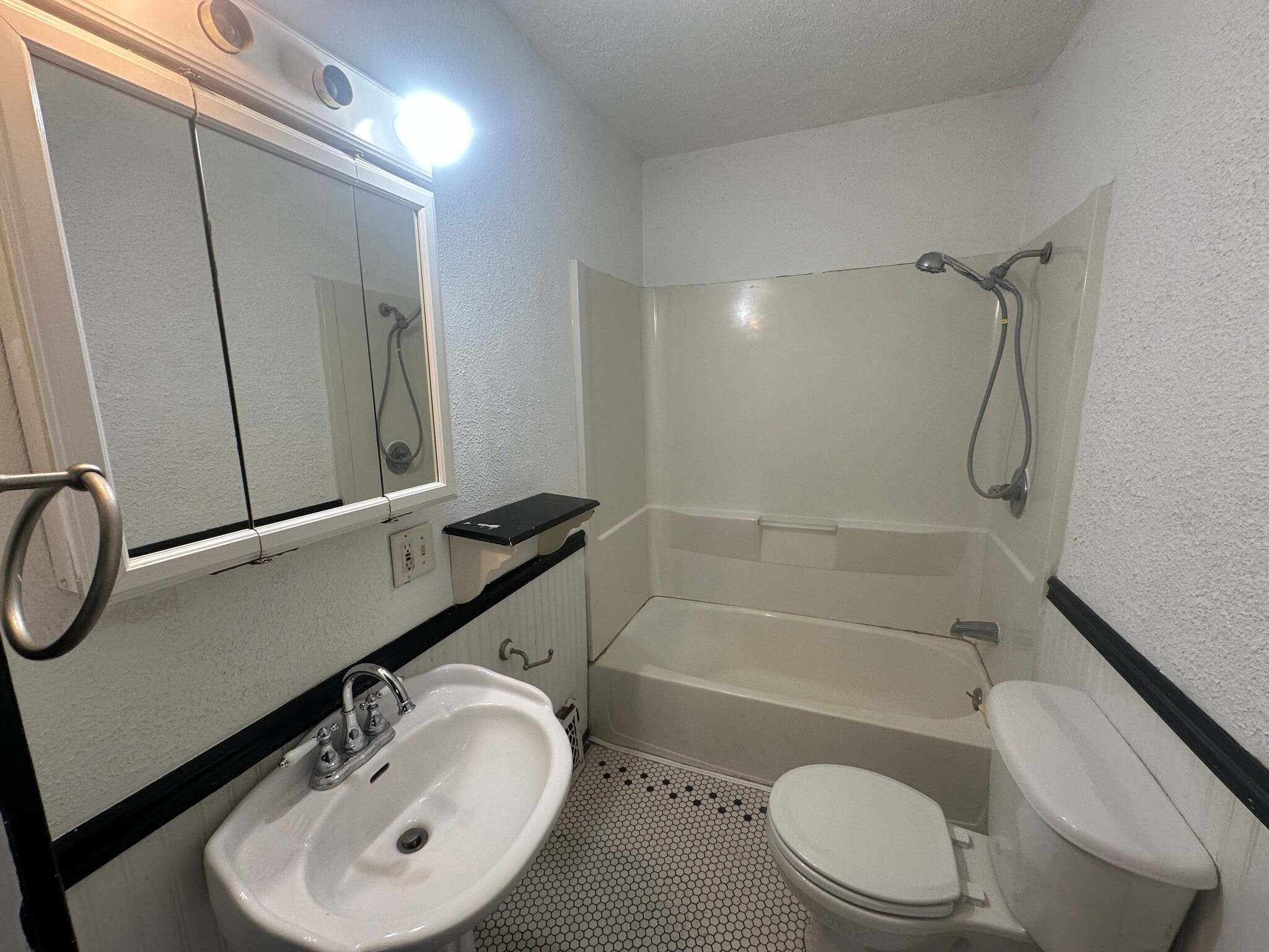 Building Photo - 136 E Woodside St