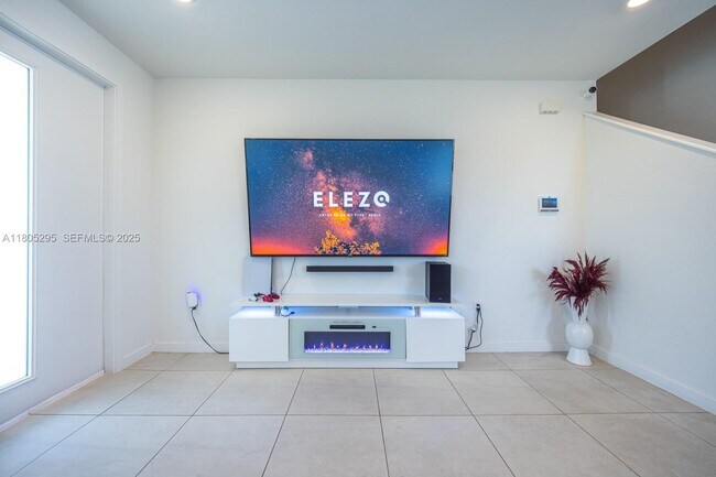 Building Photo - 715 SE 17th Ave