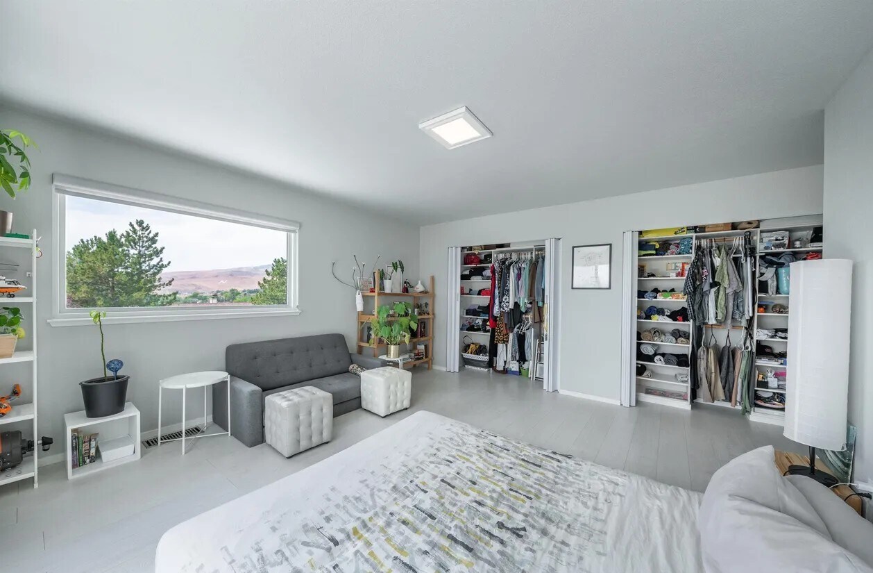 Building Photo - 932 University Ridge Ct