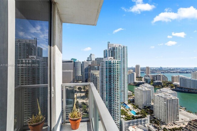 Building Photo - 1060 Brickell Ave