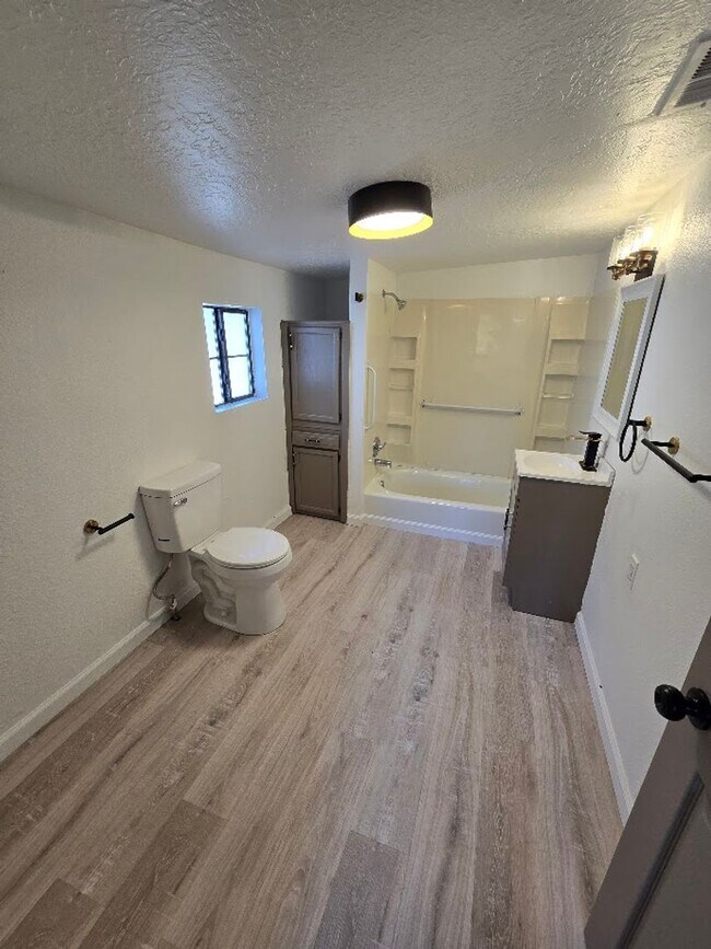 Building Photo - 3 bedroom 2 bath HOUSE for Rent near Downtown