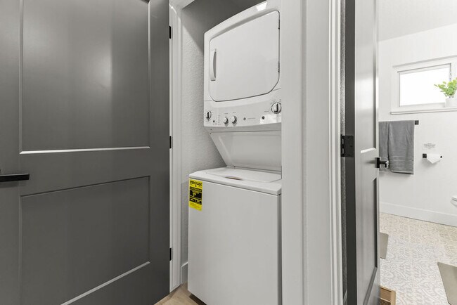 Building Photo - 9211 Highland Pl