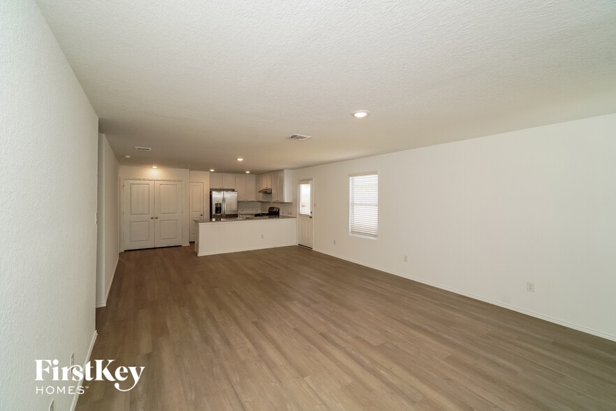 Building Photo - 10414 McClintock Dr