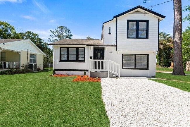 Building Photo - 1356 Lechlade St