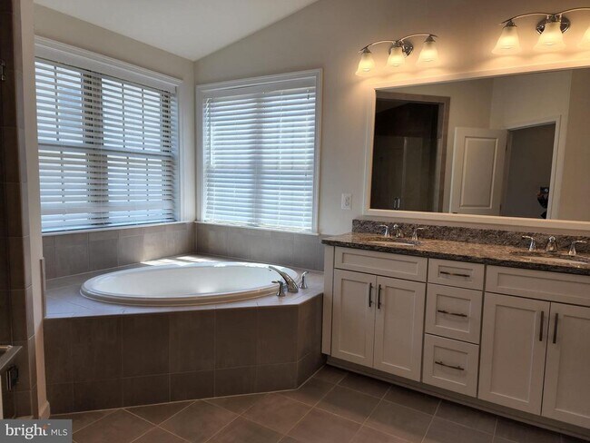 Building Photo - 25020 Cambridge Hl Ter