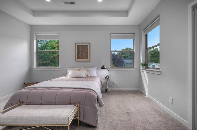 Building Photo - Modern Elegance! Eastmoreland Stunner! Pre...
