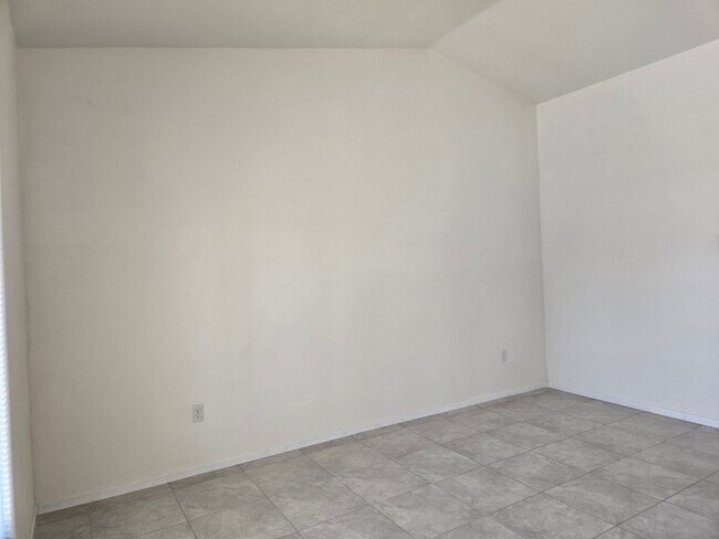 Building Photo - NW Areas. Condo Unit Upstairs