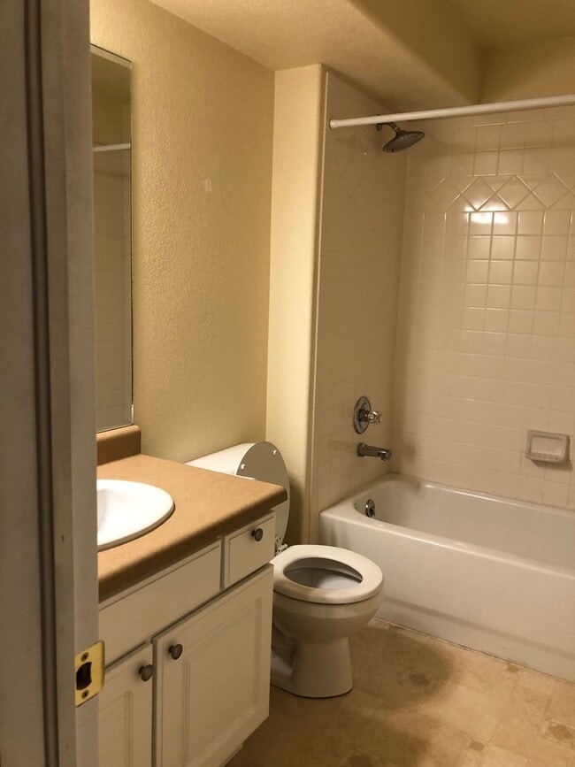 Building Photo - Bright and Open 3 Bed 3 Bath Townhome in Gated Peak View Villas