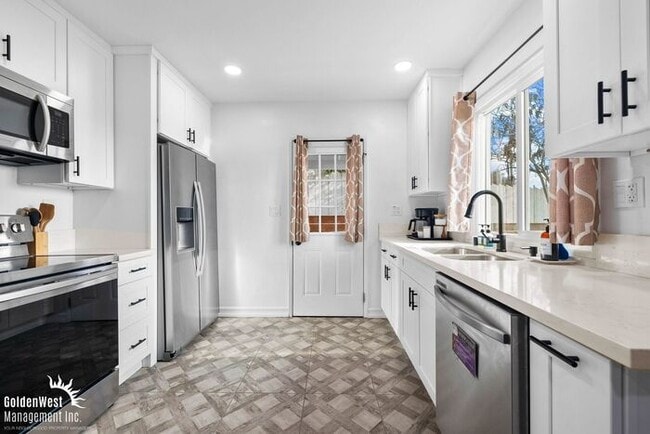 Building Photo - Modern 3Bdm 2Ba Unfurnished Downstairs Unit Located in the Heart of San Diego’s Vibrant Old Town ...