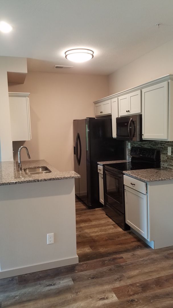 Building Photo - 3 Bedroom 2 Bath Walk-In Level Lakeside Ap...