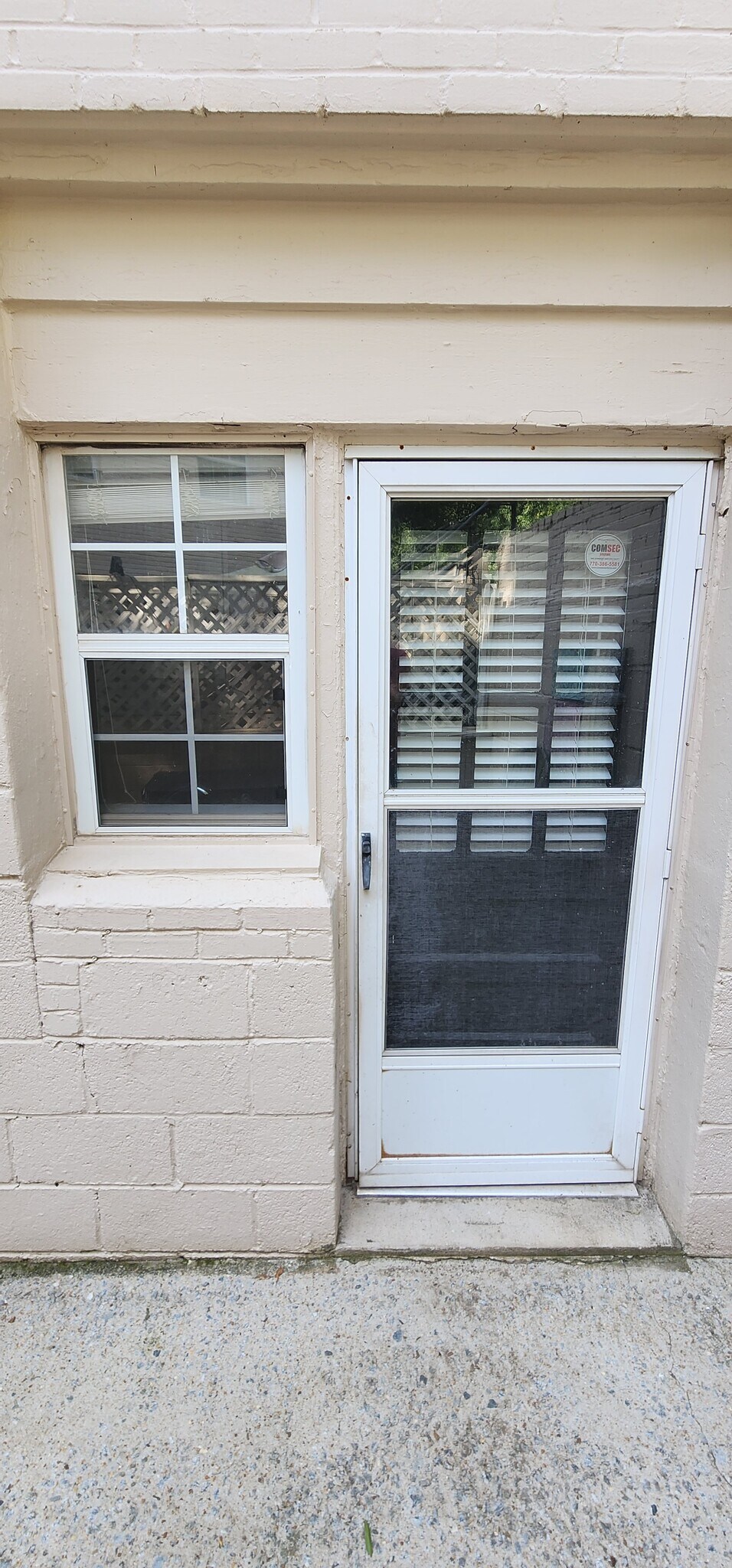 Door to kitchen from patio - 415 Willow Ln