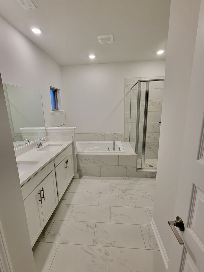 Building Photo - 207 Stockyard Cir