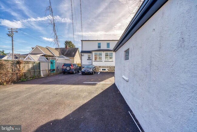 Building Photo - 6722 Brentwood Ave