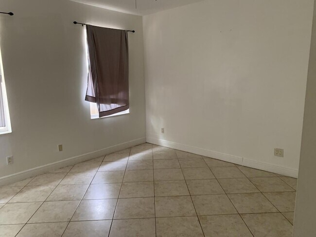 Building Photo - 180 SW Oakridge Dr