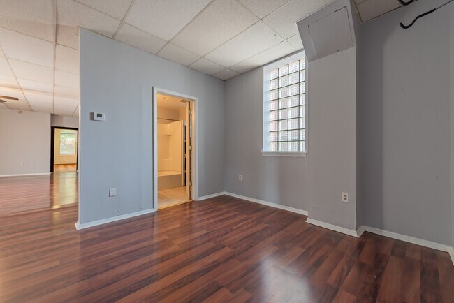 Building Photo - 104 N Graham St