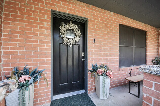 Building Photo - 17018 Water Oak Dr
