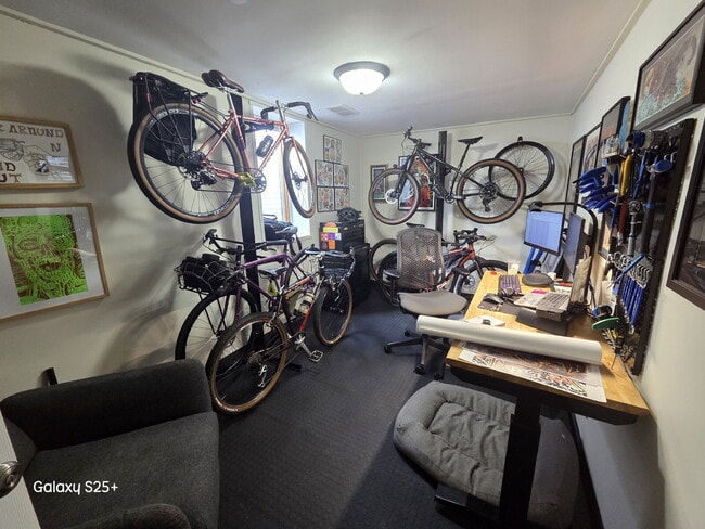 Building Photo - Charming 3-Bedroom, 1-Bath Duplex for Rent! VIDEO TOUR