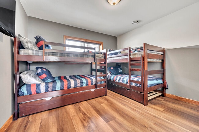 Building Photo - 2803 Sportsmans Dr