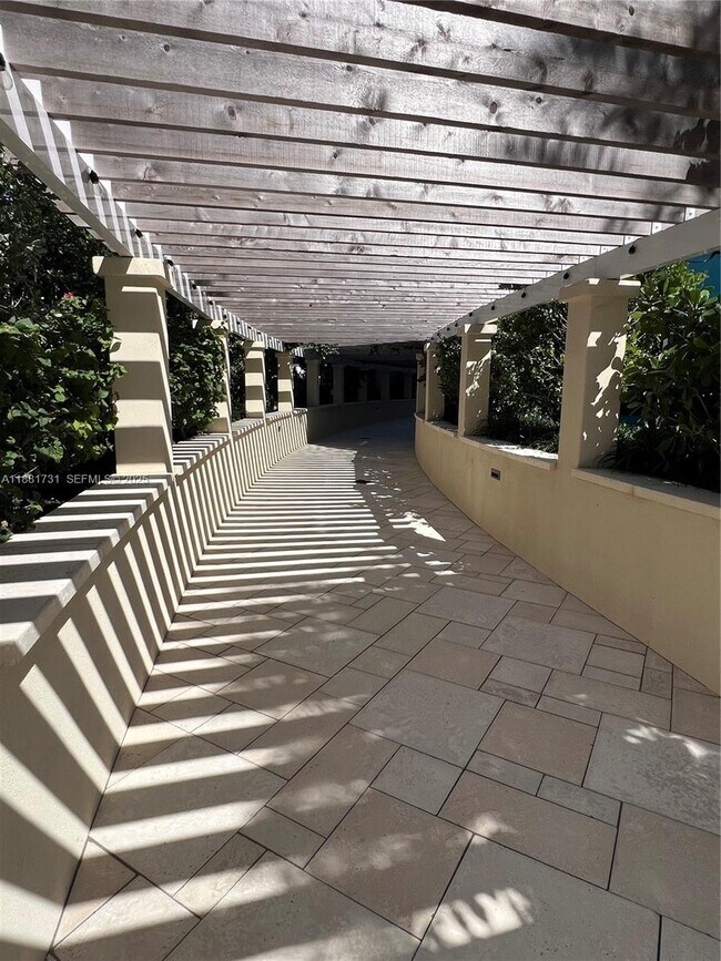 Building Photo - 300 South Pointe Dr