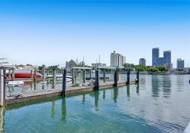 Building Photo - 900 Bay Dr