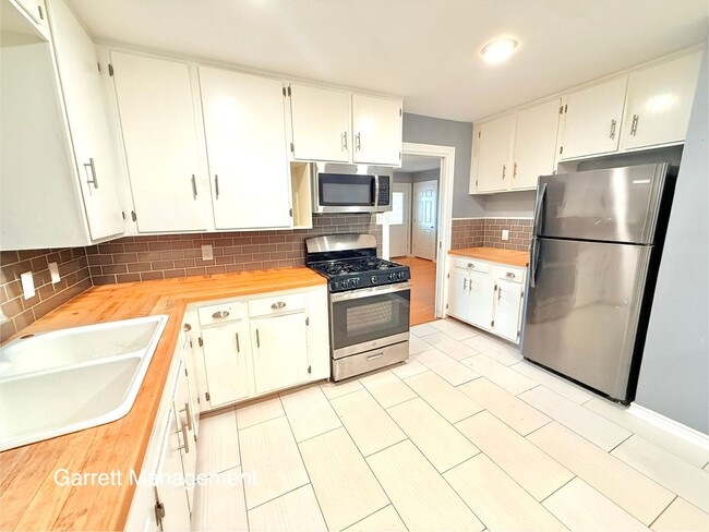 Building Photo - Spacious 5 Bedroom, 3 bath