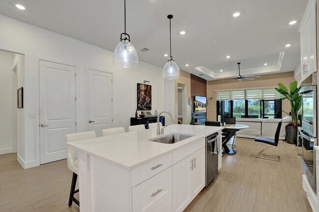 Building Photo - 8334 W Blue Spring Dr