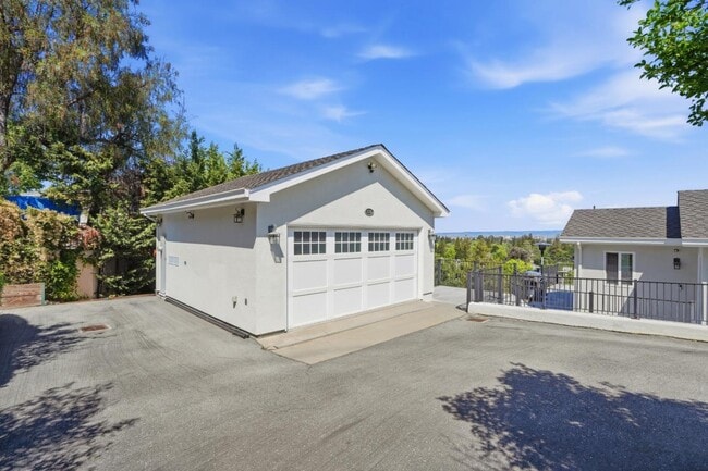 Building Photo - 531 Upland Rd