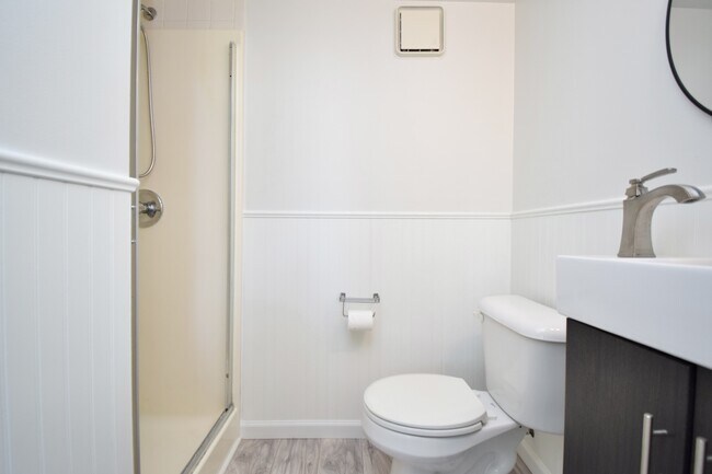 Building Photo - 647 Regent Rd