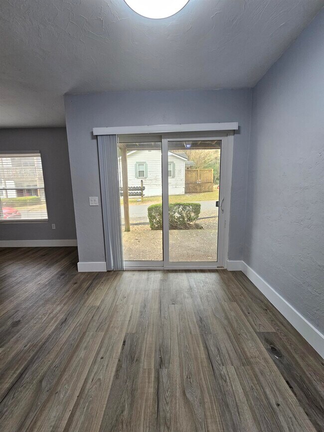 Building Photo - 1530 Live Oak Dr