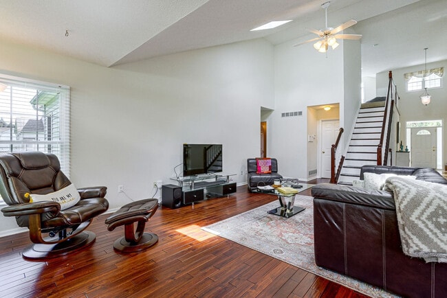 Building Photo - 5816 Lakeview Dr