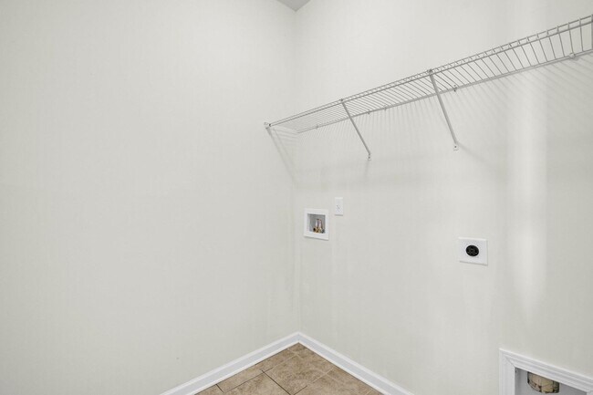 Building Photo - 4-bedroom home in the desirable Fairmont South community