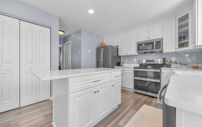 Building Photo - Waterfront Rental