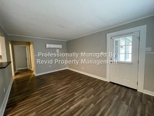 Building Photo - *FIRST MONTH RENT FREE* Freshly Renovated ...