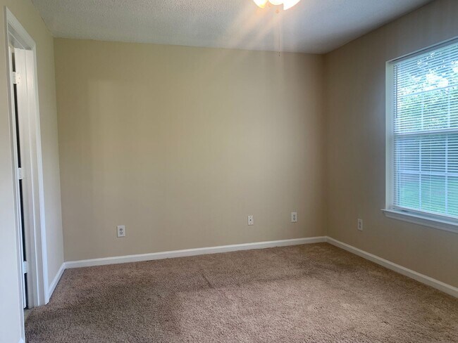 Building Photo - Move-in Ready!