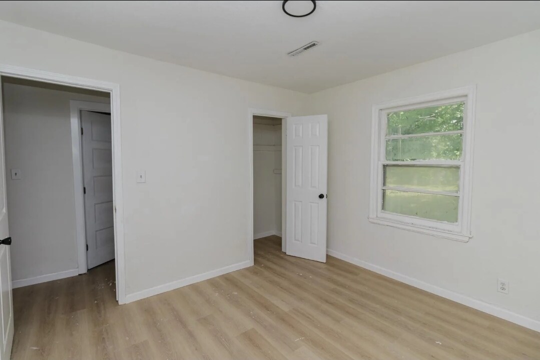 Building Photo - 1018 N Volutsia Ave