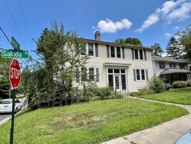 Building Photo - 19 Saluda St