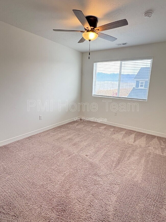 Building Photo - 1616 W Parkview Dr