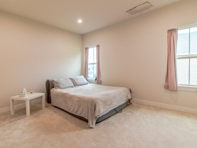 Building Photo - 12 MONTH RENTAL - 3 BED 2.5 BATH SINGLE FA...