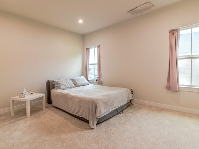 Building Photo - WINTER RENTAL - 3 BED 2.5 BATH SINGLE FAMI...