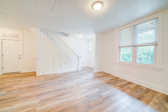 Building Photo - Available JUNE 2026 - Spacious 2 Bedroom Home in Mt. Washington!