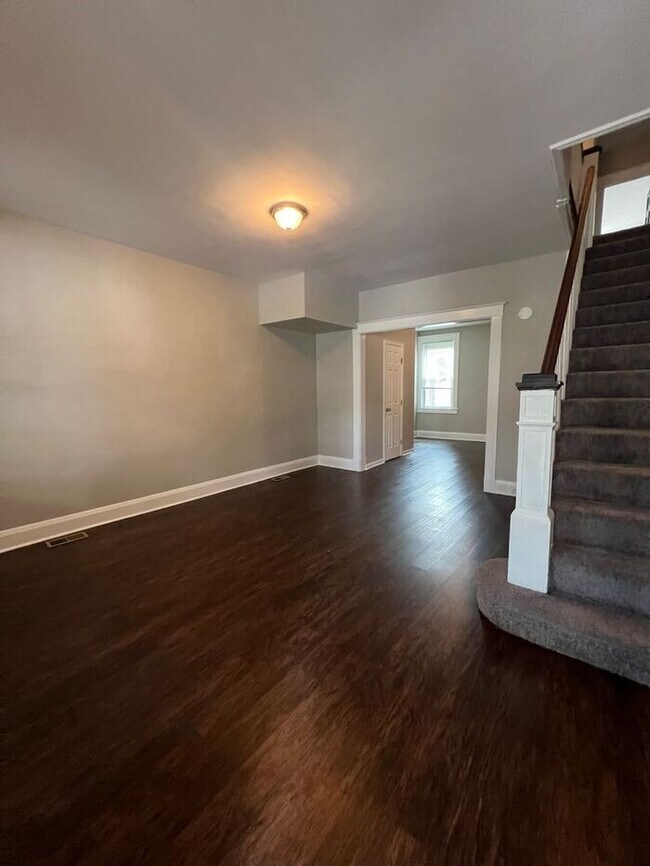 Building Photo - 3 Bedroom 1.5 Bathroom Townhome