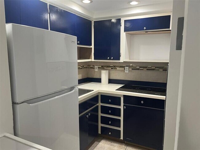 Building Photo - 2001 S Ocean Dr